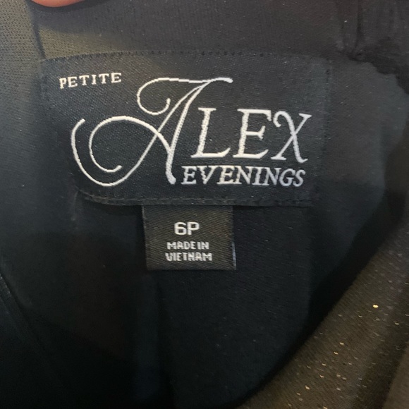 Cold Shoulder Black Gown Size 6P *NEVER WORN* with tags - Picture 5 of 5